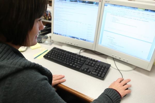 a disabled student using a computer with digital accessibility